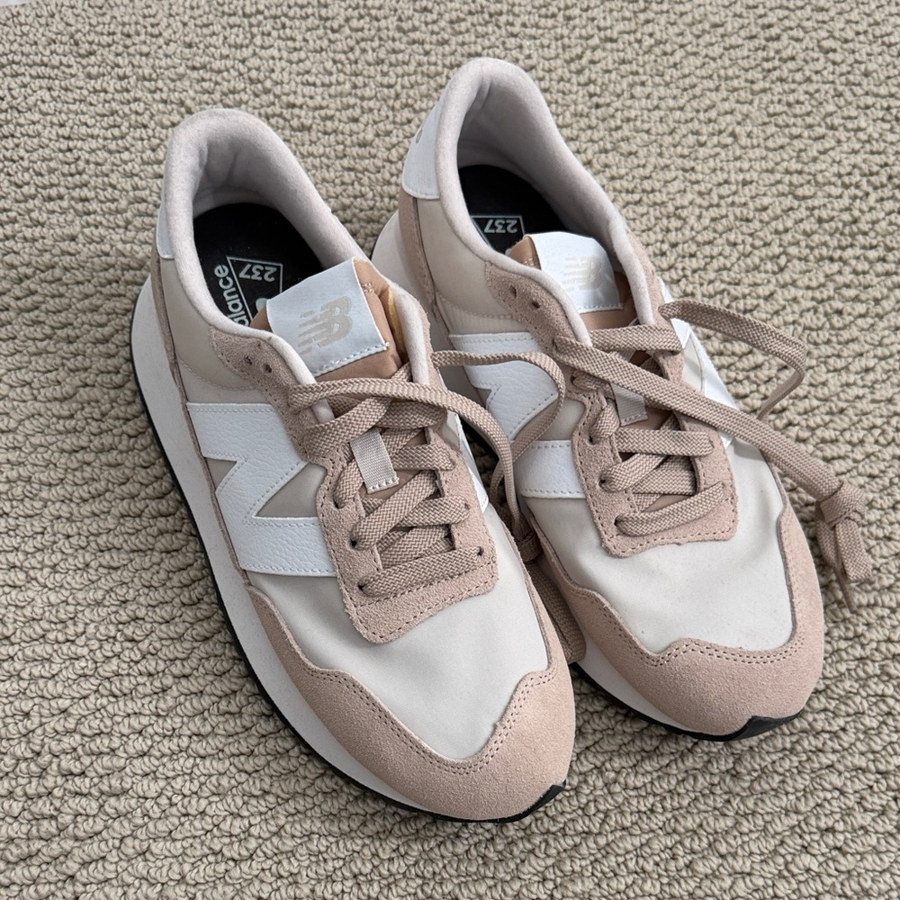 Brand new New Balance Women's Blush White Retro Runner Sneakers